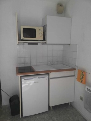 Kylskåp, mikrovågsugn, spishäll och diskmaskin