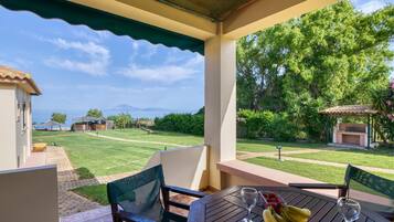 Family House, Multiple Bedrooms, Sea Facing (Analipsi Villas Beach Front 4) | Outdoor dining