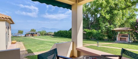Family House, Multiple Bedrooms, Sea Facing (Analipsi Villas Beach Front 3) | Outdoor dining
