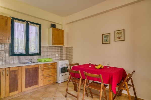 Fridge, oven, stovetop, coffee/tea maker