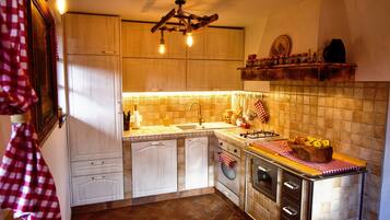 House | Private kitchen | Full-sized fridge, oven, stovetop, coffee/tea maker