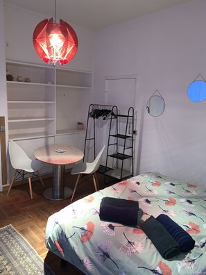 Bureau, fer et planche Ă repasser, lit parapluie, Wi-Fi gratuit