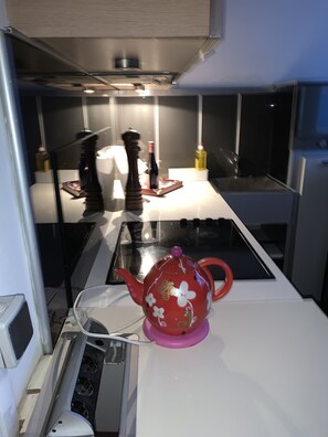 Kühlschrank, Mikrowelle, Ofen, Herdplatte