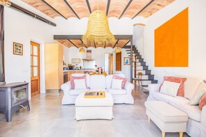 TV, fireplace - Country House "Els Abats" with Garden & Wi-Fi (Fornalutx)