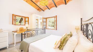 3 bedrooms, iron/ironing board, free WiFi, bed sheets