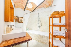 Badewanne, Haartrockner, Handtücher