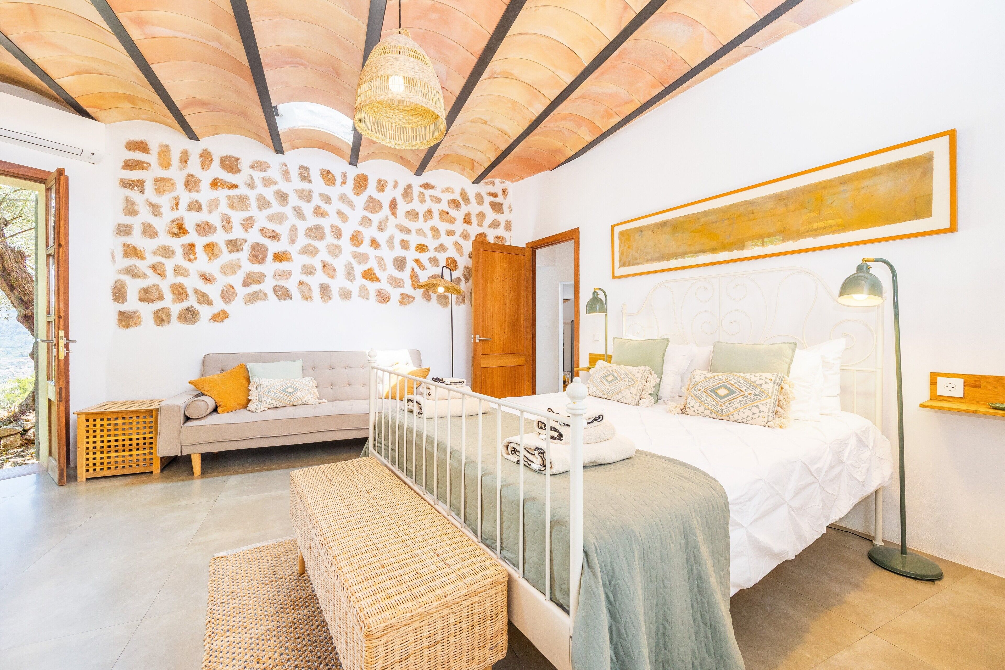 3 bedrooms, iron/ironing board, free WiFi, bed sheets