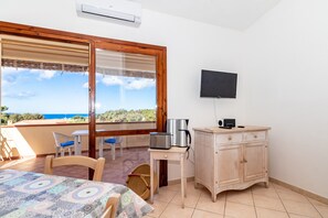 1 habitación, tabla de planchar con plancha y ropa de cama 