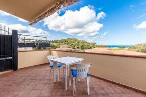 Outdoor dining - Apartment "Casa Pineta" with Splendid Sea View, Private Garden, Terrace & A/C (Rena Majore)
