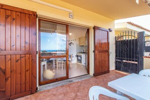 Outdoor dining - Apartment "Casa Pineta" with Splendid Sea View, Private Garden, Terrace & A/C (Rena Majore)