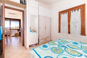 1 bedroom, iron/ironing board, bed sheets - Apartment "Casa Pineta" with Splendid Sea View, Private Garden, Terrace & A/C (Rena Majore)