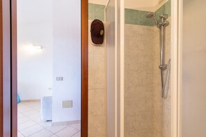 Shower, hair dryer, towels - Apartment "Casa Pineta" with Splendid Sea View, Private Garden, Terrace & A/C (Rena Majore)
