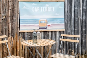 Outdoor dining - Apartment 'Les Canonniers' close to the Beach with Pool, Terrace & Balcony (Lège-Cap-Ferret)