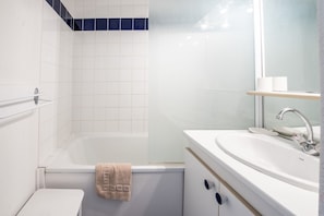 Bathtub, hair dryer, towels - Apartment 'Les Canonniers' close to the Beach with Pool, Terrace & Balcony (Lège-Cap-Ferret)