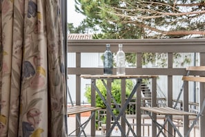 Outdoor dining - Apartment 'Les Canonniers' close to the Beach with Pool, Terrace & Balcony (Lège-Cap-Ferret)