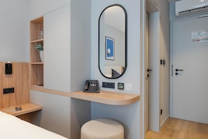 Chambre Deluxe avec lits jumeaux | Literie de qualité, coffre-fort, bureau