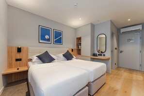 Ropa de cama de alta calidad y caja de seguridad en la habitaci ón 