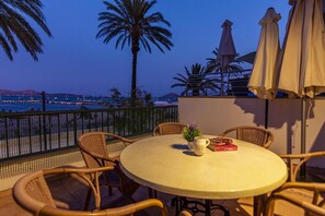 Outdoor dining - Holiday Apartment 'Daniela' next to the Beach with Sea View, A/C, Balcony & Wi-Fi (Pollenca)