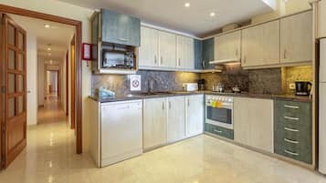 Een koelkast, een magnetron, een oven, een kookplaat