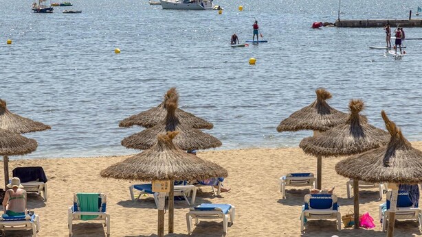Beach - Holiday Apartment 'Daniela' next to the Beach with Sea View, A/C, Balcony & Wi-Fi (Pollenca)