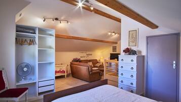 2 bedrooms, iron/ironing board, free WiFi, bed sheets