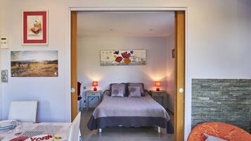 2 bedrooms, iron/ironing board, free WiFi, bed sheets