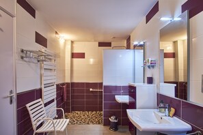 Dusche, Haartrockner, Handtücher