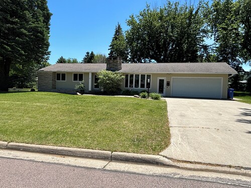 Spacious 3 Bedroom Home in a Quiet Neighborhood Near the University