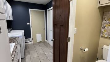 Badewanne, Haartrockner, Handtücher, Toilettenpapier