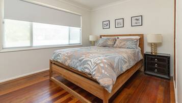 2 habitaciones y tabla de planchar con plancha