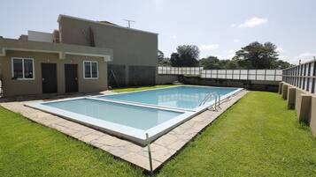 Kolam renang terbuka