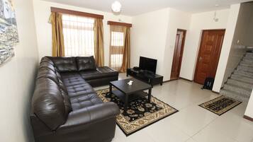 Luxury Apartment | Ruang tamu | 24 inci sebuah televisyen pintar dengan digital, TV