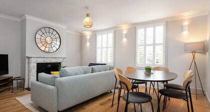 Beautiful period Henley 2 bed apt with gated parking for 1 car