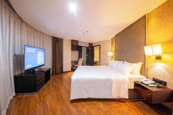Executive Suite, 1 Queen Bed | In-room safe, desk, blackout drapes, soundproofing