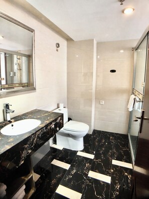 Deluxe-Zweibettzimmer, 1 Schlafzimmer | Badezimmer | Dusche, Regendusche, kostenlose Toilettenartikel, Haartrockner