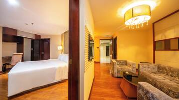 Executive Suite, 1 Queen Bed | In-room safe, desk, blackout curtains, soundproofing