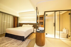 Executive Single Room, 1 King Bed | In-room safe, desk, blackout drapes, soundproofing - Jinguan Holiday Hotel (Zhuhai)