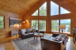 テレビ、暖炉、DVD プレーヤー、テーブルサッカー台