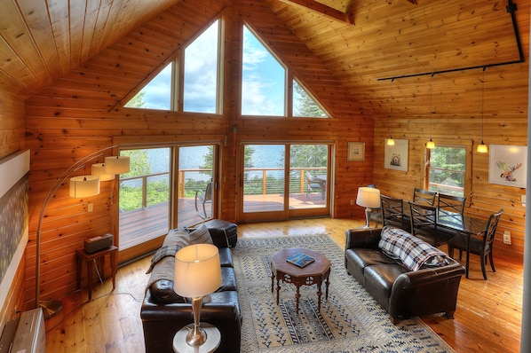 テレビ、暖炉、DVD プレーヤー、テーブルサッカー台