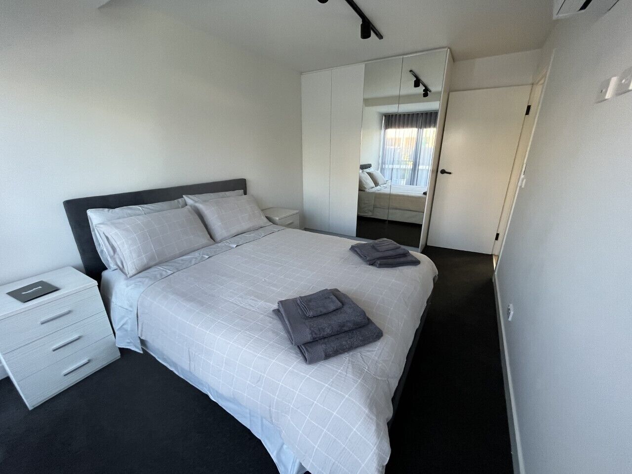 Centre of South Yarra,3 mins. to Alfred Hospital.