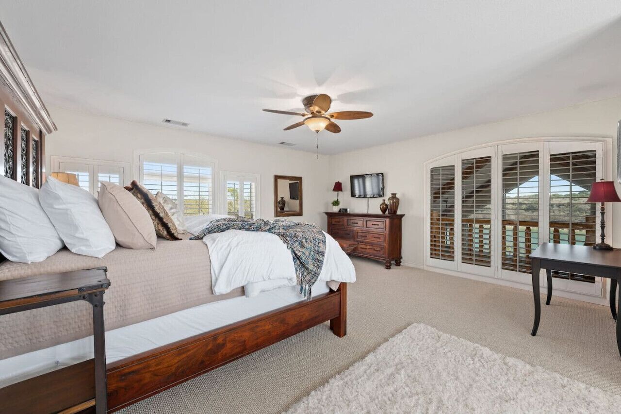 5 bedrooms, desk, iron/ironing board, travel crib