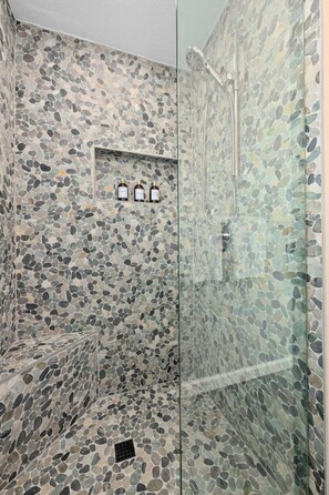 Rainfall showerhead, hair dryer, towels - Lake Travis Family Home With Hot Tub & Dock (Spicewood)