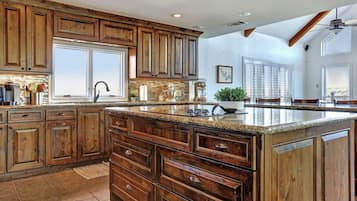 Frigorífic, microones, forn i placa de cuina