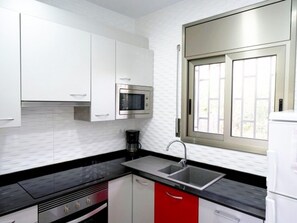 Frigorífico, microondas, horno y placa de cocina