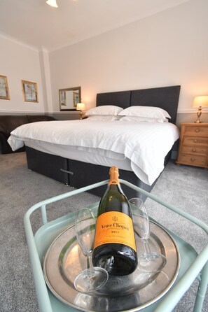 Free WiFi, bed sheets - Tenby House (Tenby)