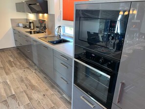 Kühlschrank, Mikrowelle, Ofen, Geschirrspüler