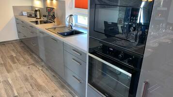 KĂŒhlschrank, Mikrowelle, Ofen, GeschirrspĂŒler