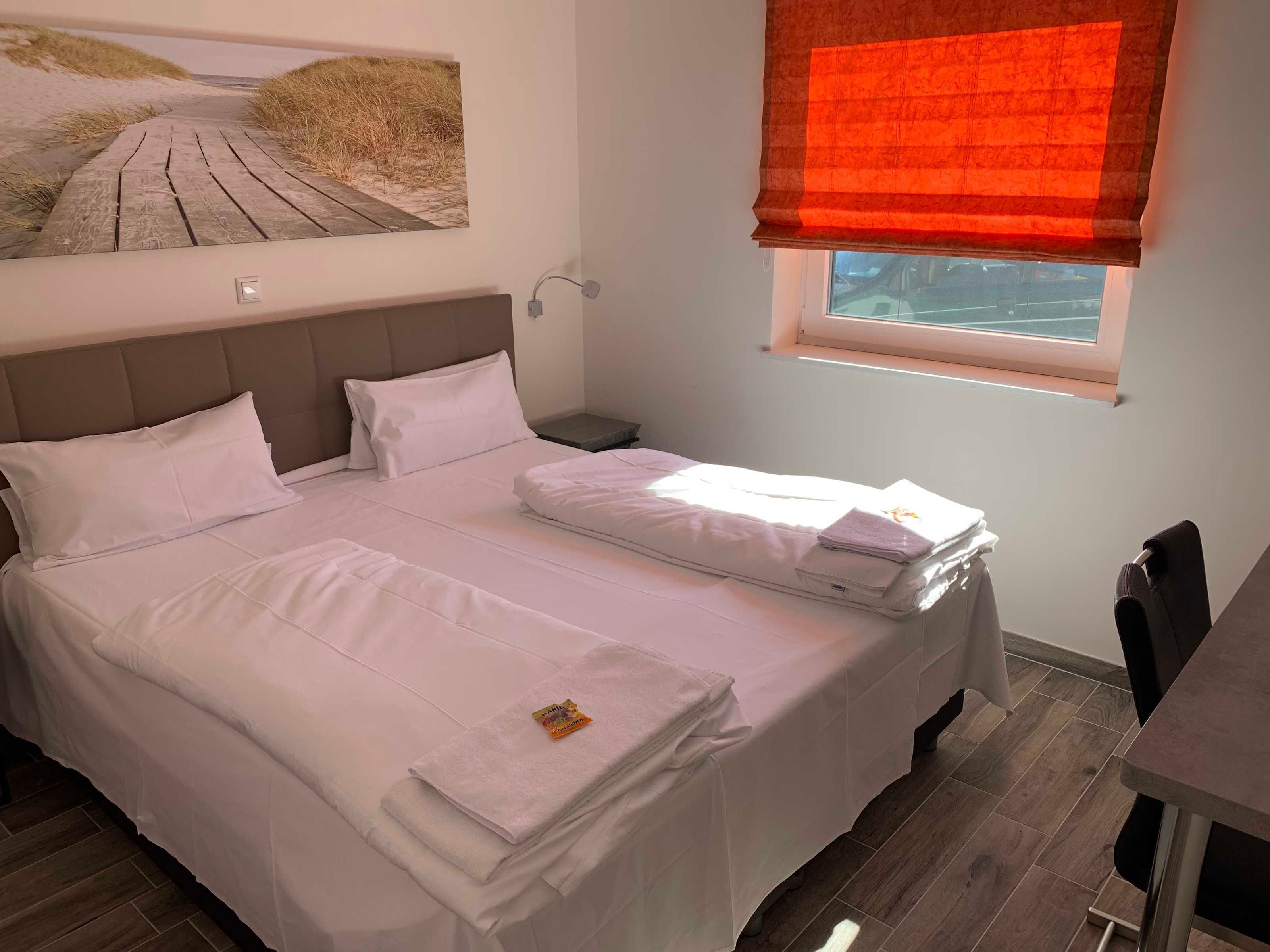 4 chambres, coffres-forts dans les chambres, bureau, lit parapluie