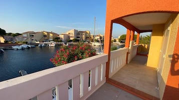 Un balcon donnant sur une marina et des immeubles.