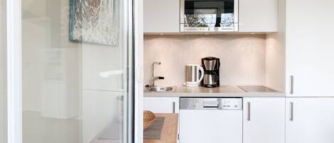 Frigorífico, microondas, lavavajillas y cafetera o tetera